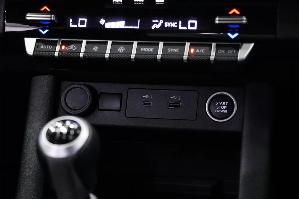 Mitsubishi Triton 2.4 Mega Cab Ultra Plus 2025 [AIDB]