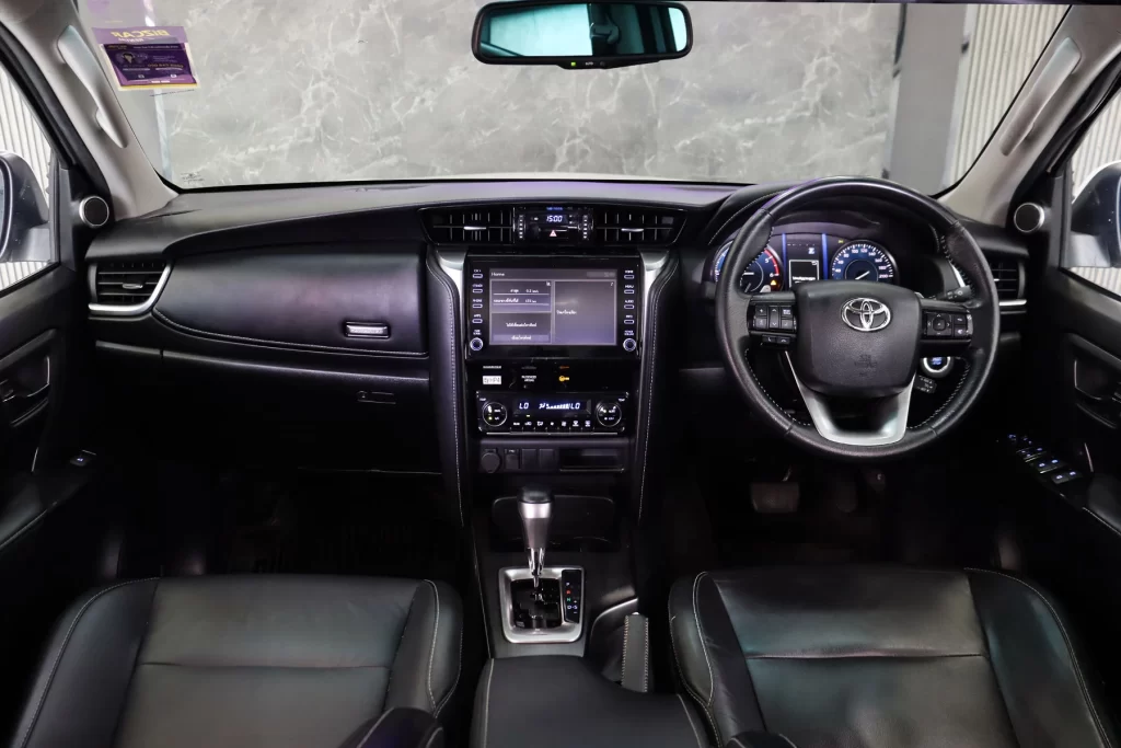 Toyota Fortuner 2.4 Leader V 2WD 2022 [IJEJ]