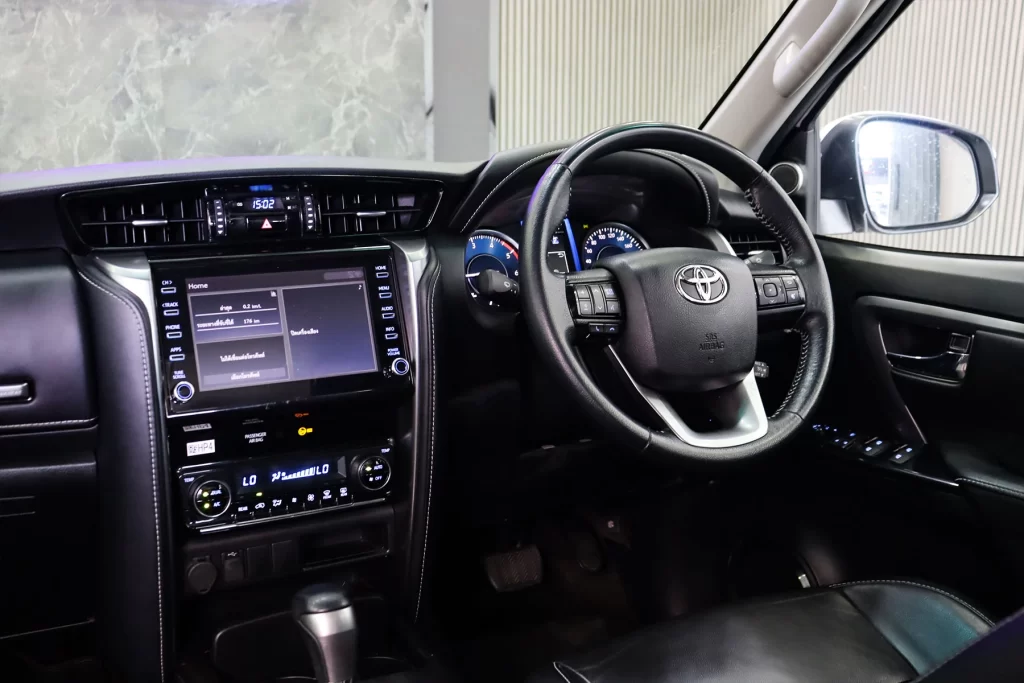 Toyota Fortuner 2.4 Leader V 2WD 2022 [IJEJ]