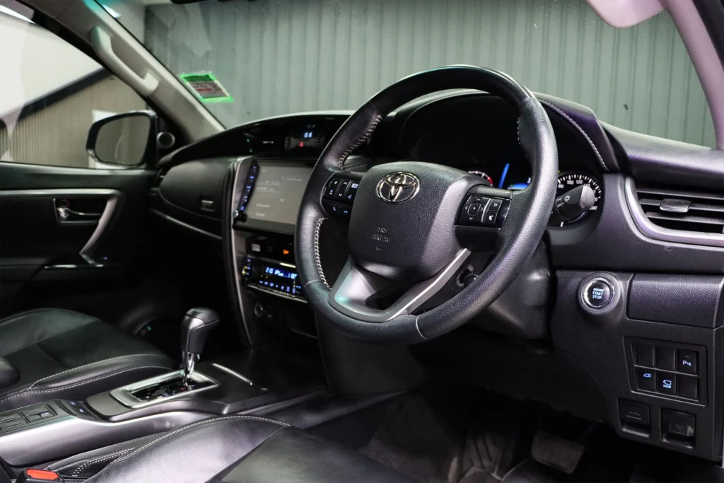 Toyota Fortuner 2.4 Leader V 2WD 2023 [IJDG]