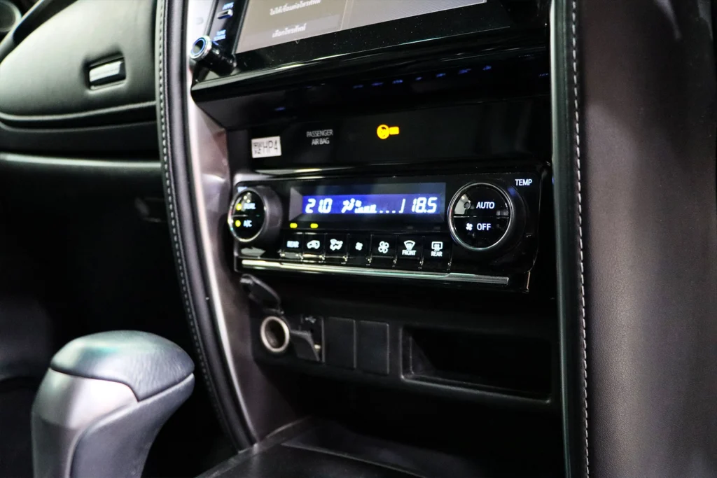 Toyota Fortuner 2.4 Leader V 2WD 2023 [IJDG]