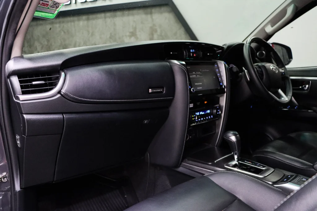 Toyota Fortuner 2.4 Leader V 2WD 2023 [IJDG]