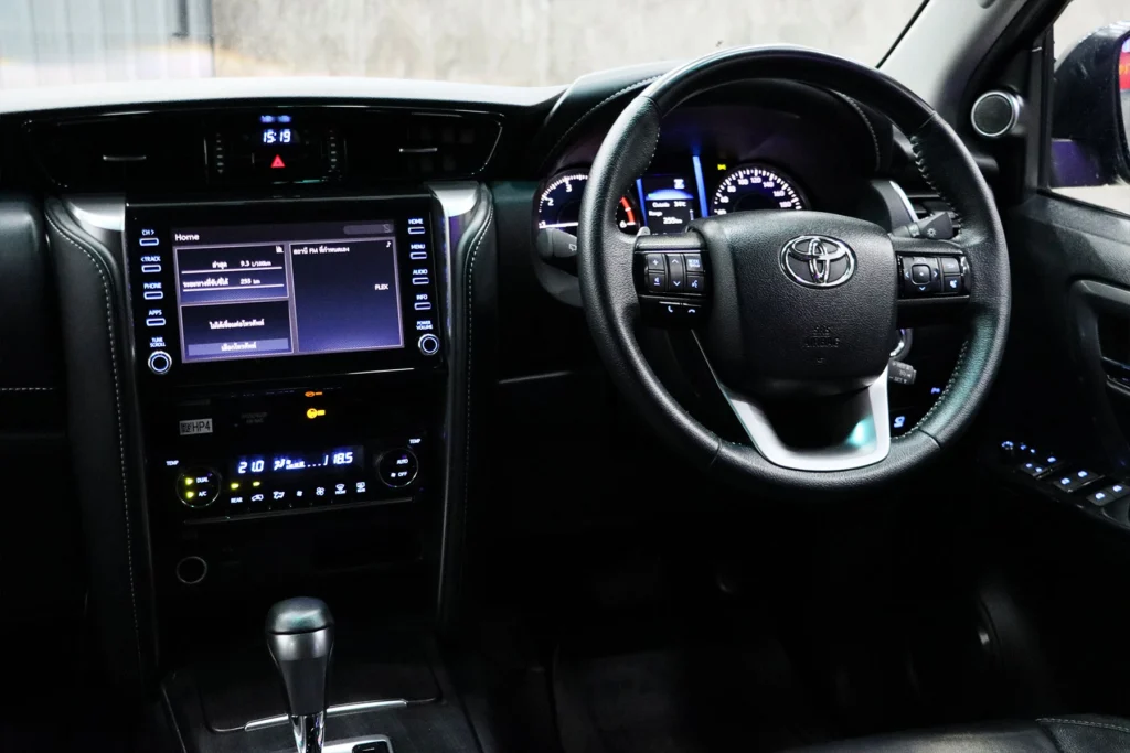 Toyota Fortuner 2.4 Leader V 2WD 2023 [IJDG]