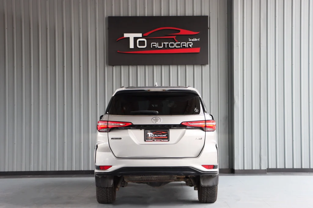 Toyota Fortuner 2.4 Leader V 4WD 2022 [AHGA]