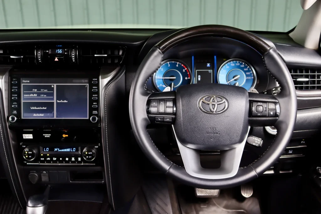 Toyota Fortuner 2.4 Leader V 2WD 2023 [IEJE]