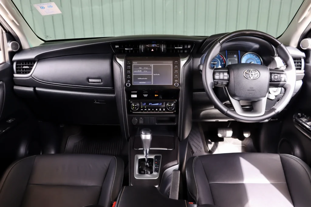 Toyota Fortuner 2.4 Leader V 2WD 2023 [IEJE]