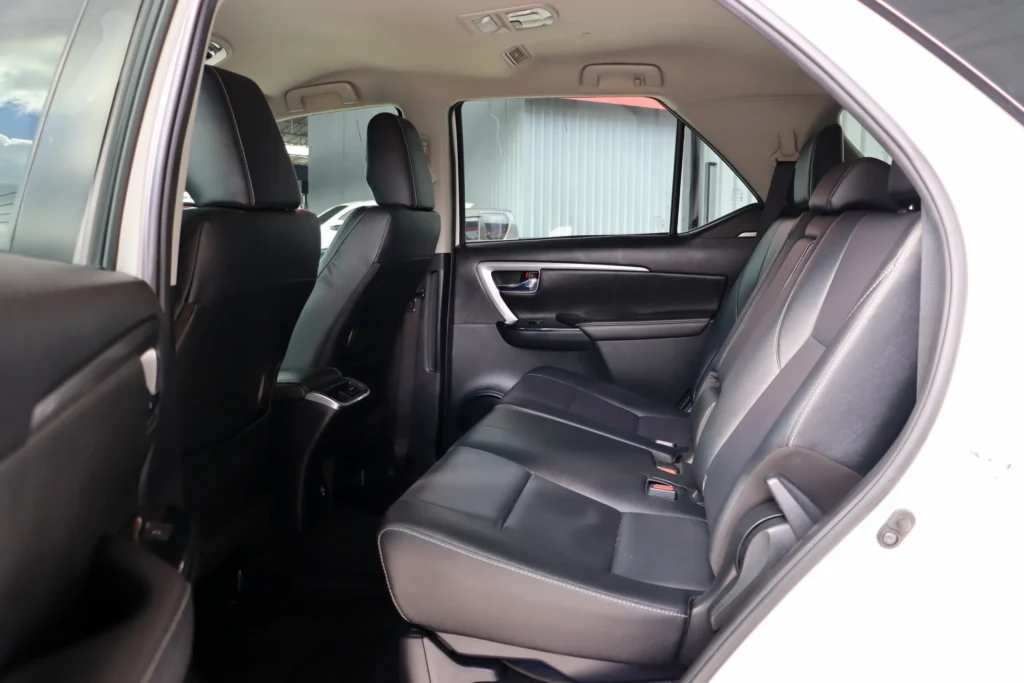 Toyota Fortuner 2.4 Leader V 2WD 2023 [IEJE]