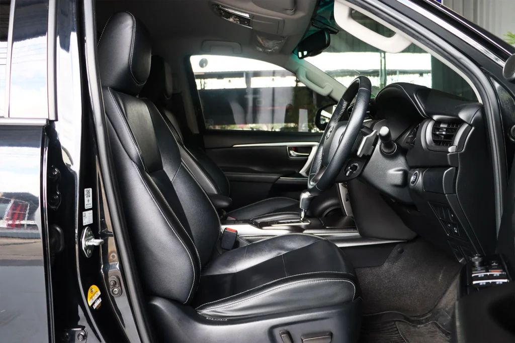 Toyota Fortuner 2.4 Leader V 2WD 2023 [GIEF]