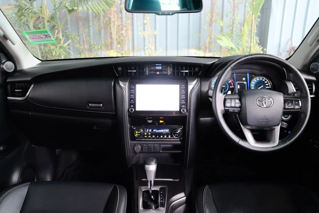 Toyota Fortuner 2.4 Leader V 2WD 2023 [GIEF]