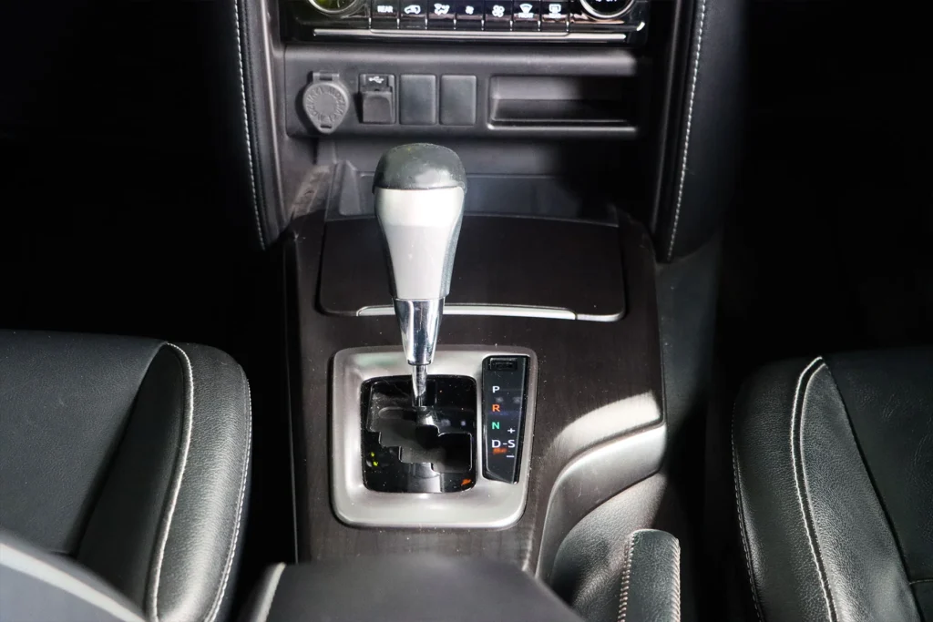 Toyota Fortuner 2.4 Leader V 2WD 2023 [GIEF]