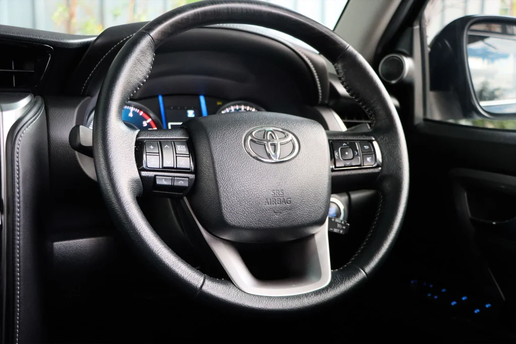 Toyota Fortuner 2.4 Leader V 2WD 2023 [GIEF]