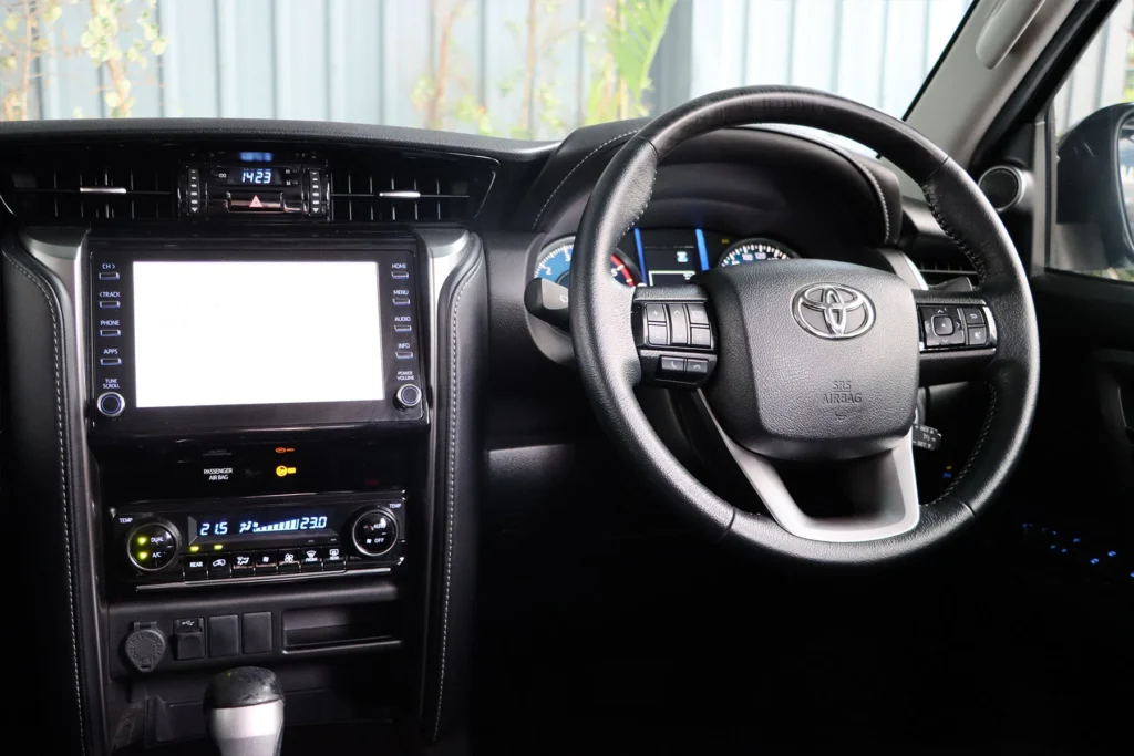 Toyota Fortuner 2.4 Leader V 2WD 2023 [GIEF]