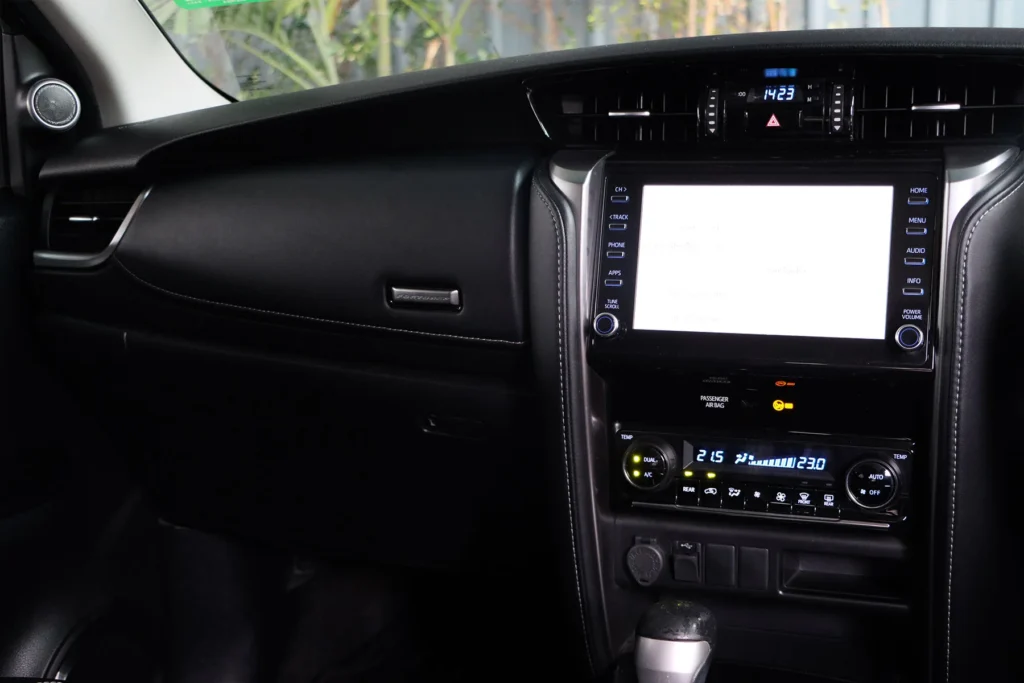 Toyota Fortuner 2.4 Leader V 2WD 2023 [GIEF]