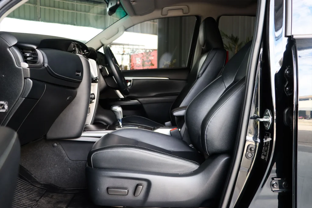 Toyota Fortuner 2.4 Leader V 2WD 2023 [GIEF]