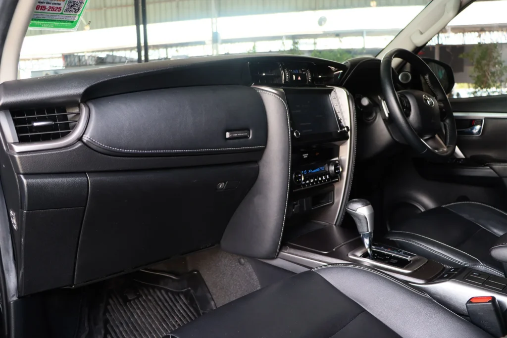 Toyota Fortuner 2.4 Leader V 2WD 2023 [GIEF]